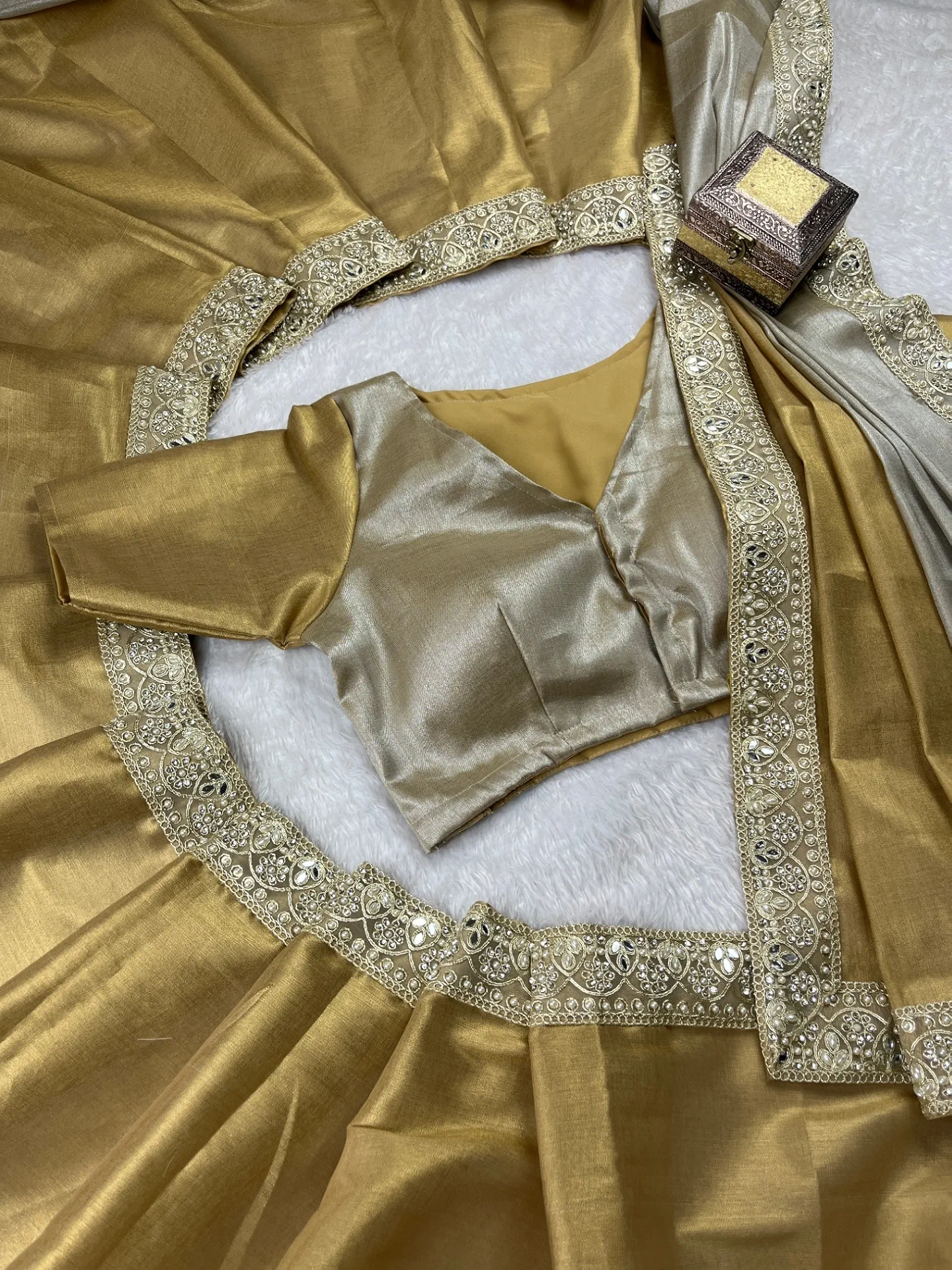 New Beautiful Golden Grace Designer Saree Royal Partywear Look - Image 2