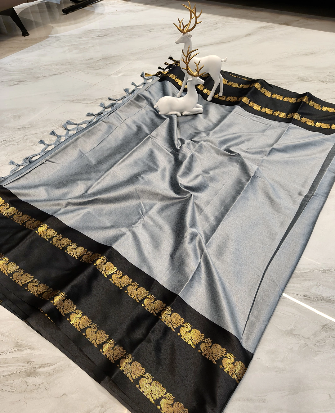 Fancy jacquard Narayanpet Pure Handloom Gray Cotton Saree With Black & Gold and Blouse Piece - Image 2