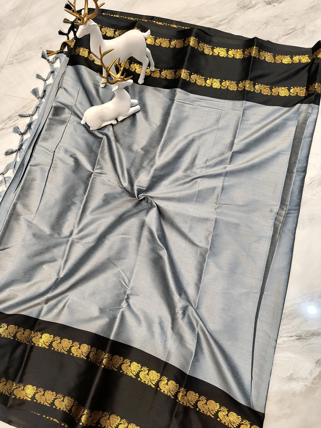 Fancy jacquard Narayanpet Pure Handloom Gray Cotton Saree With Black & Gold and Blouse Piece - Image 3